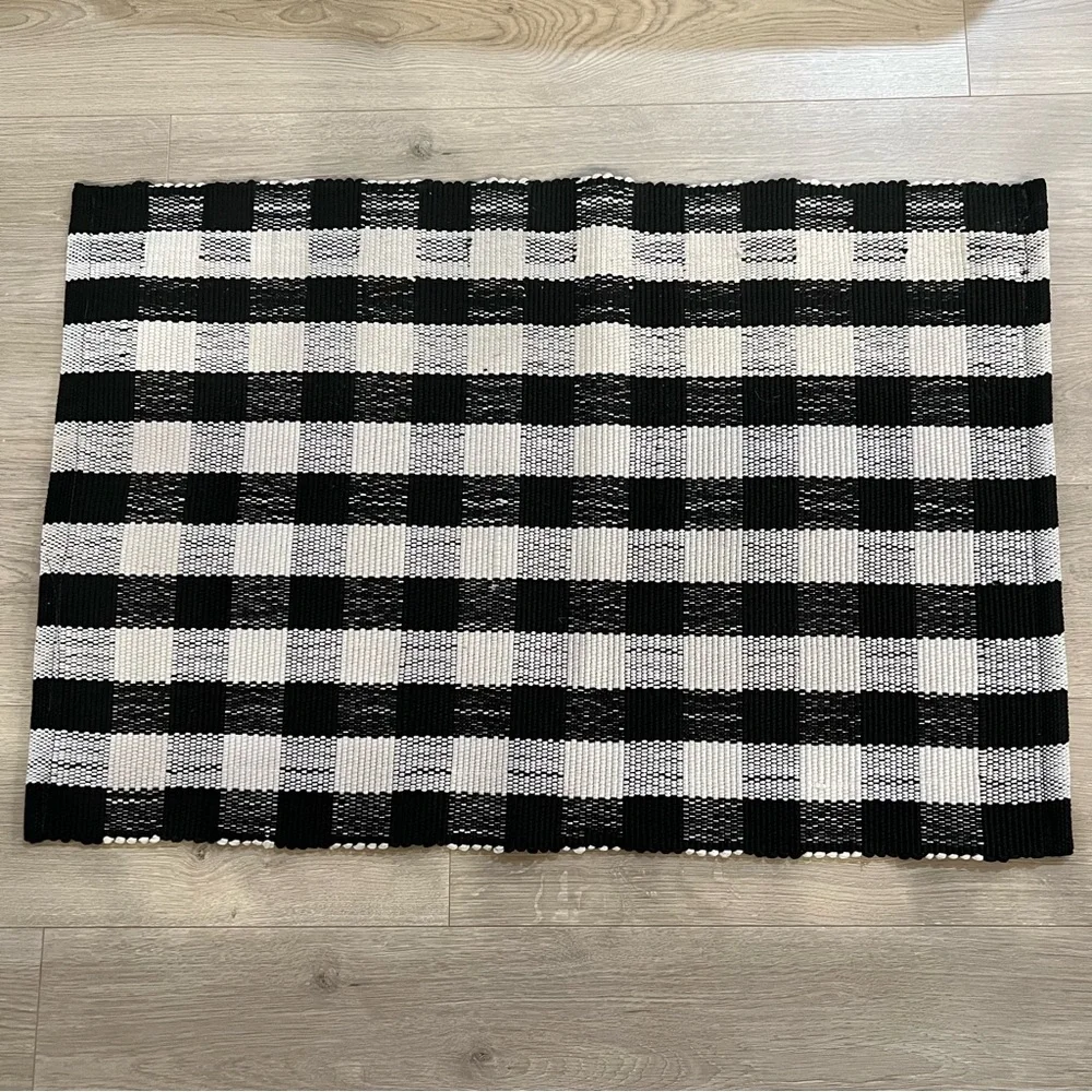 Like New Mohawk Indoor Outdoor Black & White Checkered 2’x3’ Rug